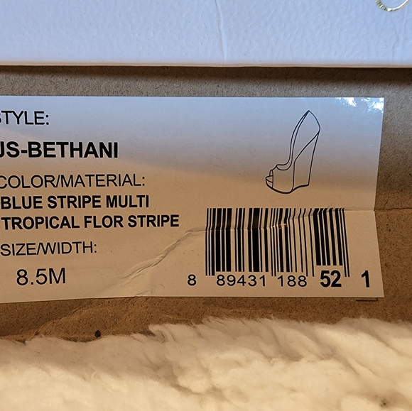 Like new, Jessica Simpson floral and stripped wedge heels, size 8.5 - Picture 2 of 5